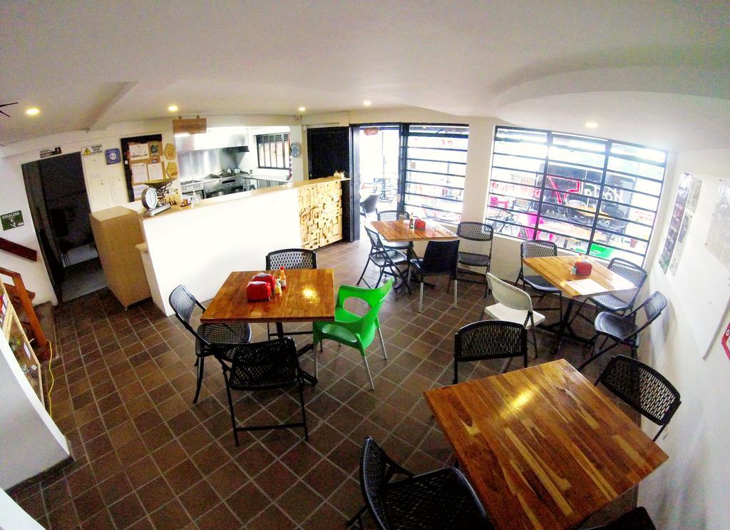מניזאלס Hostal De La 57 מראה חיצוני תמונה